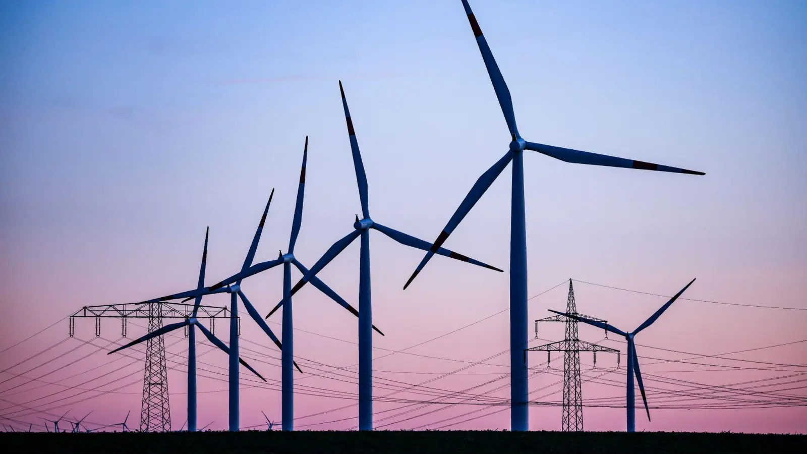 Kanzler Scholz und die Ministerpräsidenten haben sich auf ein Bündel von Maßnahmen geeinigt, die dafür sorgen sollen, dass Windräder und Stromtrassen, aber auch Bahnstrecken und Wohnungen schneller gebaut werden. (Foto: Jan Woitas/dpa)