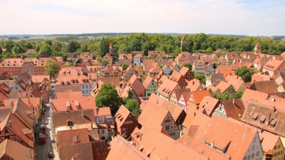 Die Dinkelsbühler Altstadt ist eng bebaut. Brandschutzauflagen sind deshalb unumgänglich. Das Verwaltungsgericht Ansbach hatte jetzt aber Zweifel, ob die Stadt dabei immer mit dem gleichen Maß misst. (Foto: Martina Haas)