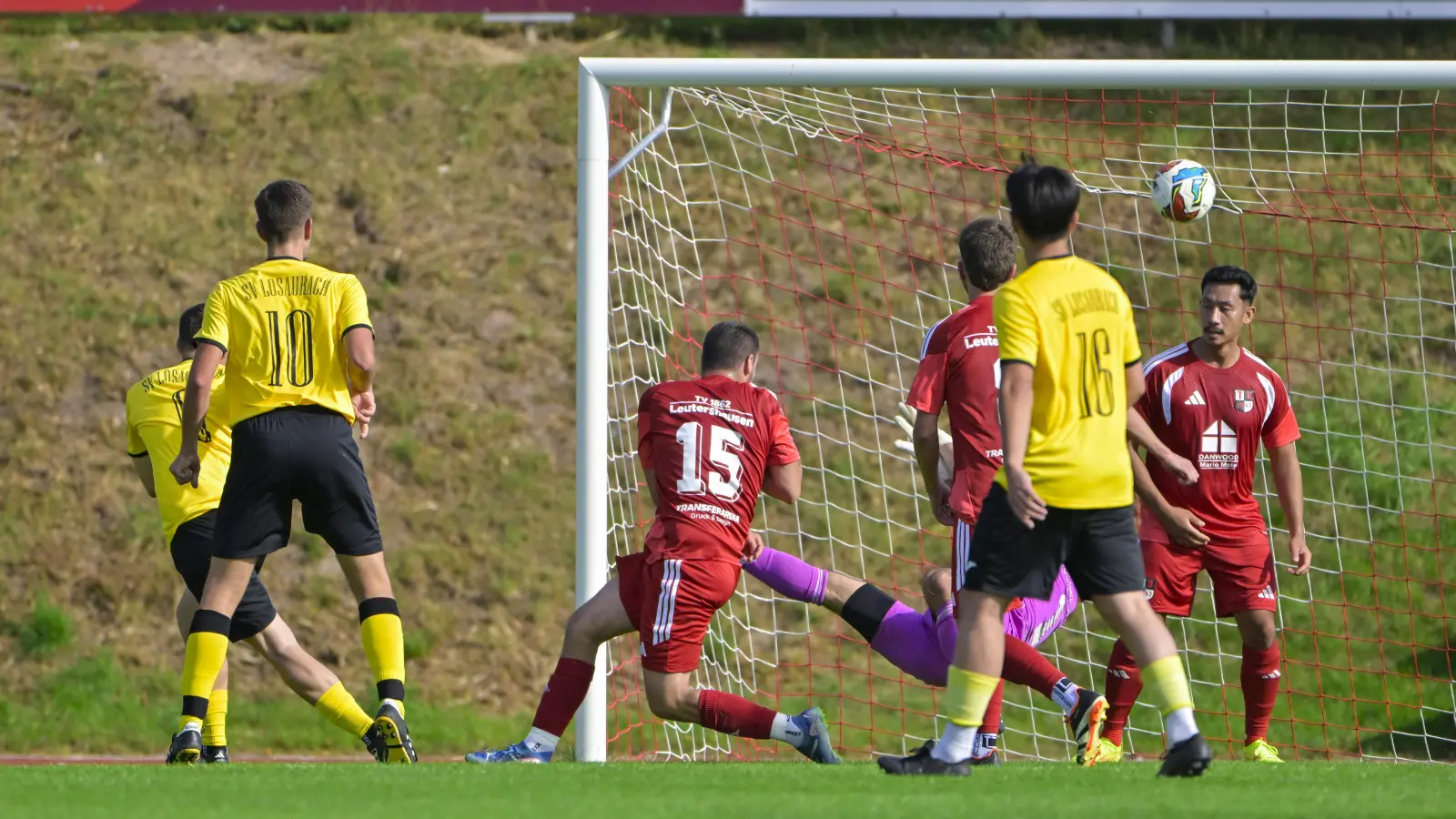 Felix Zeilinger (in Gelb, links halbverdeckt) erzielt hier das 0:1 für Losaurach (mit der Nummer 10 Niklas Engel) beim TV Leutershausen (mit der Nummer 15 Alexandru Ouatu, rechts Pakorn Silaklang). (Foto: Martin Rügner)