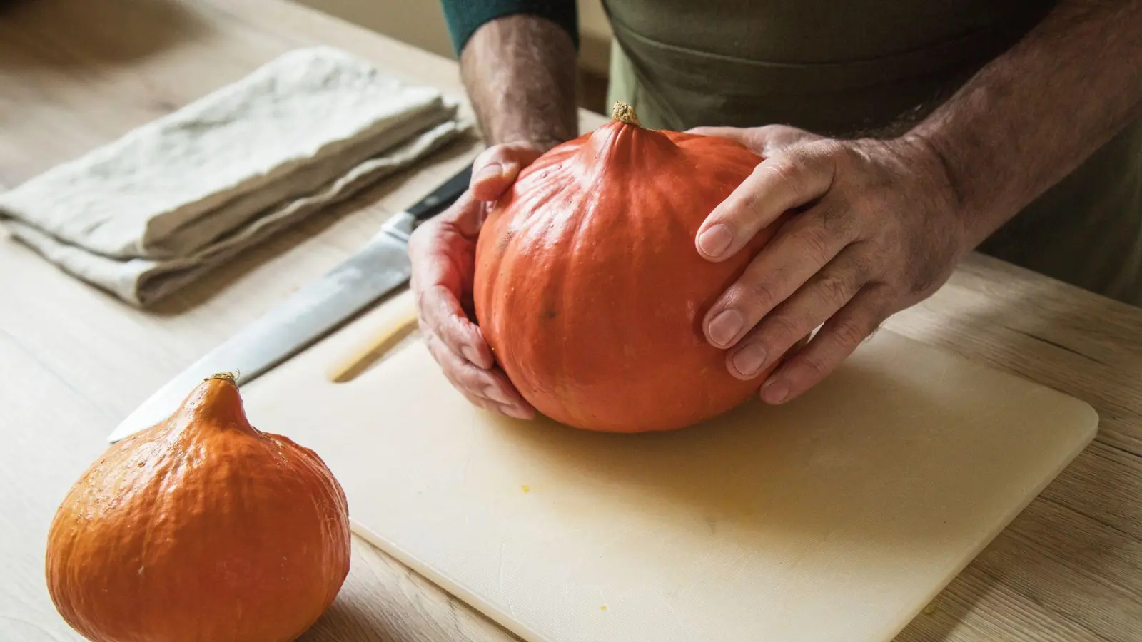 Herbstzeit ist Kürbiszeit: Ob als Püree, Suppe oder kreative Halloween-Deko, mit diesem vielseitigen Supergemüse lässt sich so einiges anstellen. (Foto: Christin Klose/dpa-tmn)