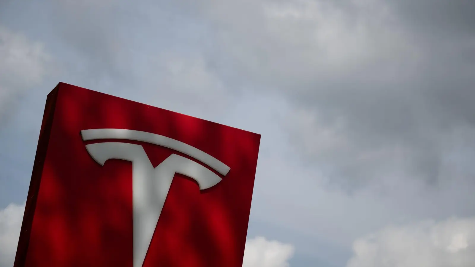 Tesla entschied sich dafür, abgespeckte Versionen heutiger Modelle günstiger zu verkaufen. (Archivbild) (Foto: Sebastian Gollnow/dpa)