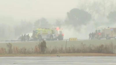 Ein Flugzeug ist an einem Regionalflughafen in North Carolina abgestürzt. (Foto: Uncredited/WSOC via AP/dpa)