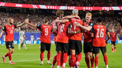 Jubel bei Österreich: Marko Arnautovic brachte sein Team in Führung. (Foto: Charlie Riedel/AP/dpa)