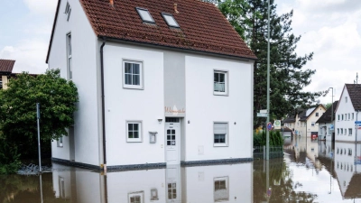 Die Hauptstraße in Günzburg nahe der Donaubrücke ist überflutet. (Foto: dpa)