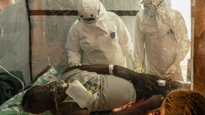 Ein Ebola-Patient wird in einem Gesundheitszentrum der Provinz Ituri behandelt. (Archivbild) (Foto: Moses Sawasawa/AP/dpa)