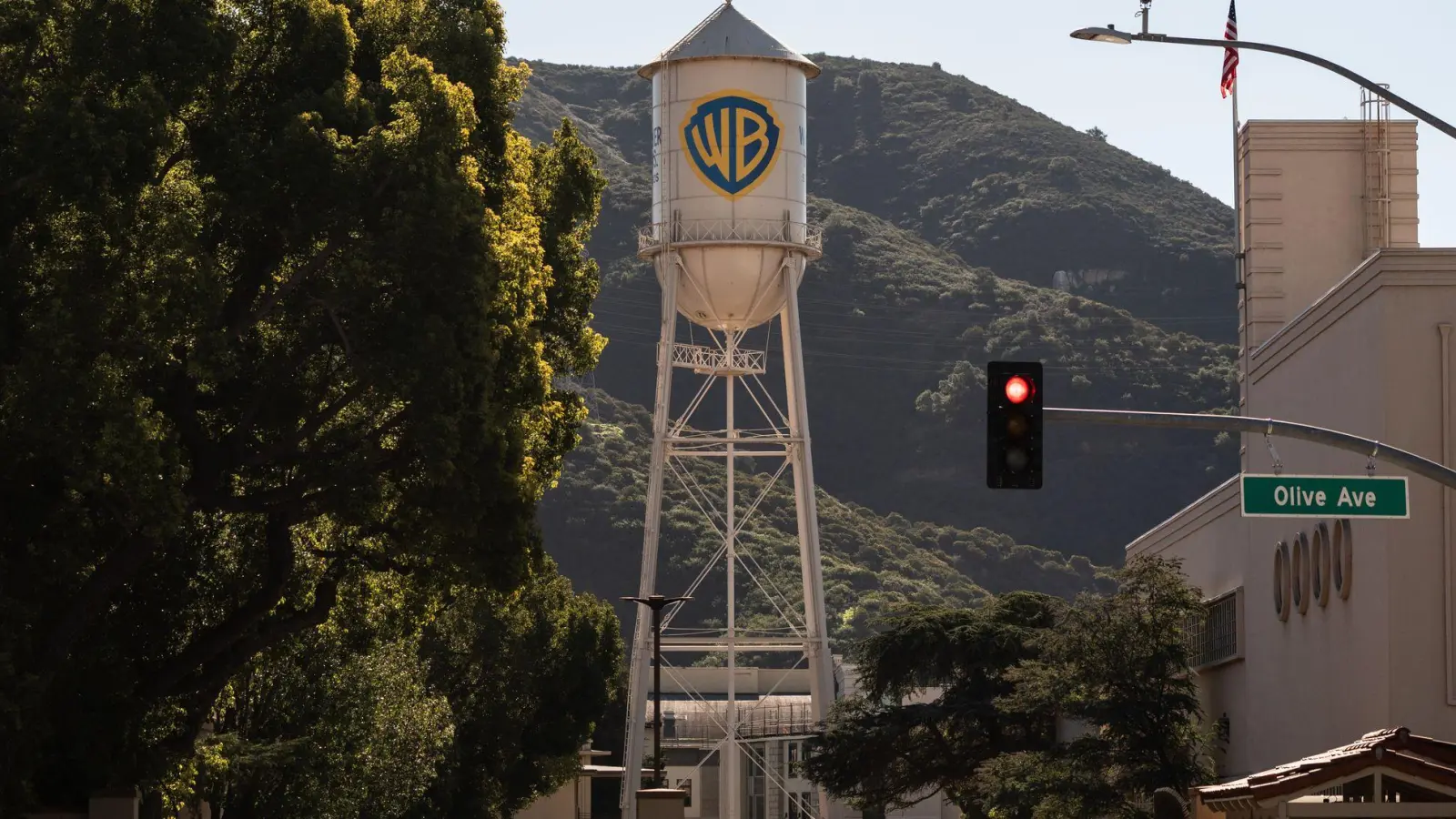 Das Filmstudio Warner Bros. soll an der Umsetzung arbeiten. (Symbolbild) (Foto: Jae C. Hong/AP/dpa)
