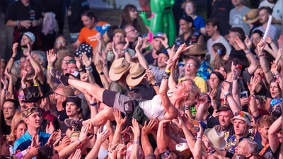 Crowdsurfen in der Menge ist auch beim Taubertal-Festival ein beliebtes Ritual: ein wilder Tanz auf Händen, mitten im Herzschlag des Publikums. (Foto: Mirko Fryska)