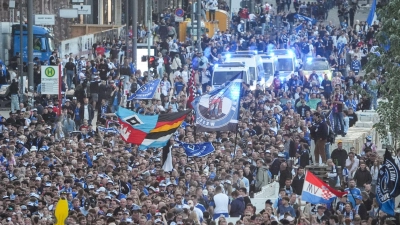 Hamburgs Fußballfans jubeln und feiern auf dem Jungfernstieg - dieZweitliga-Teams der Männer und der Frauen des Hamburger SV sind in die Bundesliga aufgestiegen. (Foto: Marcus Brandt/dpa)