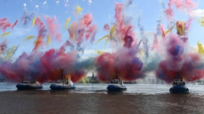 Die bis zu 3.000 PS starken Schlepper tanzten in diesem Jahr auch zu dem durch Freddy Quinn in Deutschland populär gewordenen Seemannslied „La Paloma“. (Foto: David Hammersen/dpa)