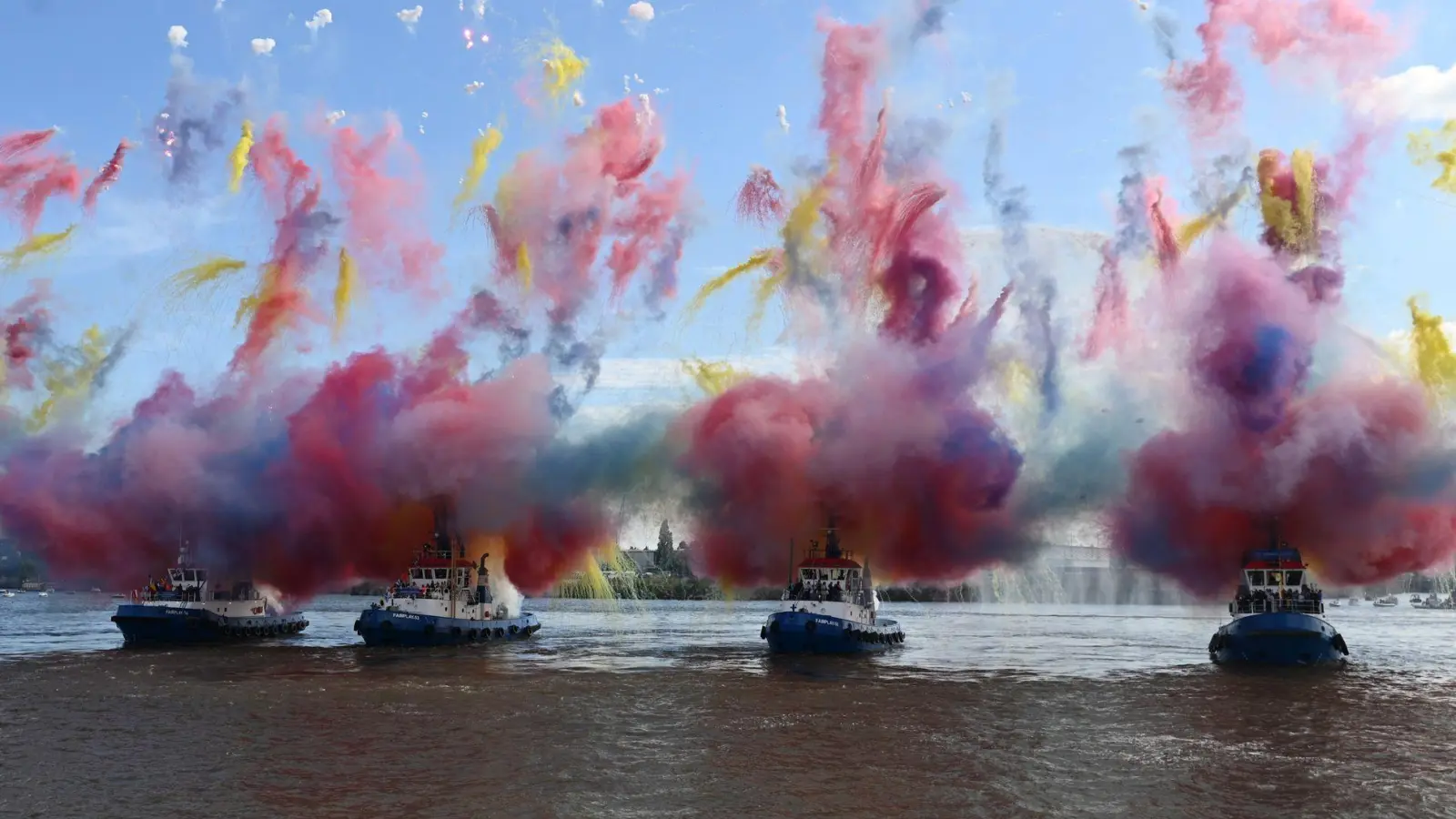Die bis zu 3.000 PS starken Schlepper tanzten in diesem Jahr auch zu dem durch Freddy Quinn in Deutschland populär gewordenen Seemannslied „La Paloma“. (Foto: David Hammersen/dpa)