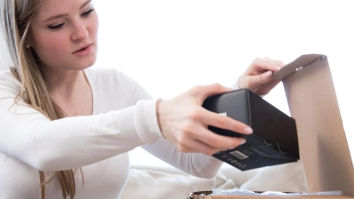 Es müssen nicht gleich verbotene Waffen sein, doch oft sind die Inhalte von Mystery Boxen nutzlos oder umstritten, wie eine Untersuchung der Stiftung Warentest zeigte.  (Foto: Christin Klose/dpa-tmn)