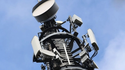 Ein Sendemast für den Mobilfunk-Standard 5G für Telefonie und Internet steht am Rand der Oranienburger Straße. (Foto: Soeren Stache/dpa-Zentralbild/dpa)