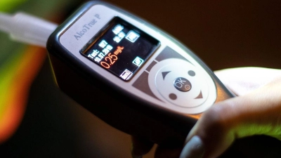 Ein Atemalkoholtest ergab bei dem 47-Jährigen einen Wert von knapp zwei Promille. (Symbolbild: Sina Schuldt/dpa)