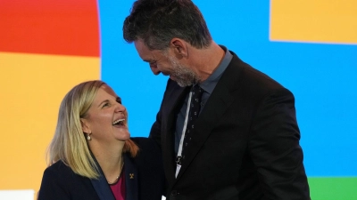Die IOC-Spitzen Kirsty Coventry und Pau Gasol sehen den Athleten-Zuschuss als historisch. (Archivbild) (Foto: Thanassis Stavrakis/AP/dpa)