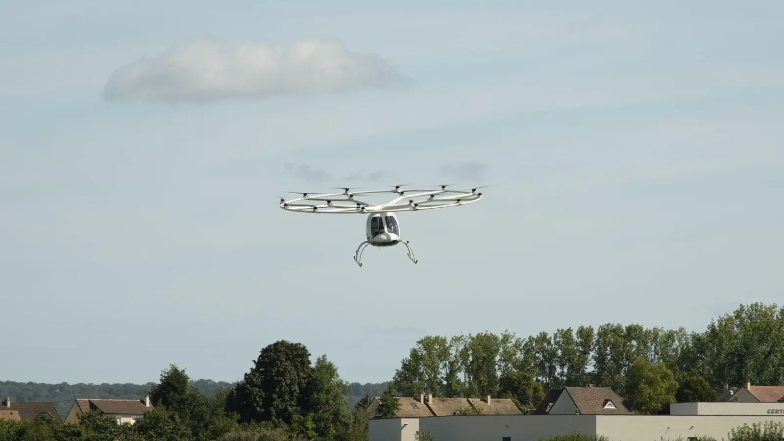 Ein Volocopter hebt vor den Toren von Paris ab. (Foto: Maximilian Specht/dpa)