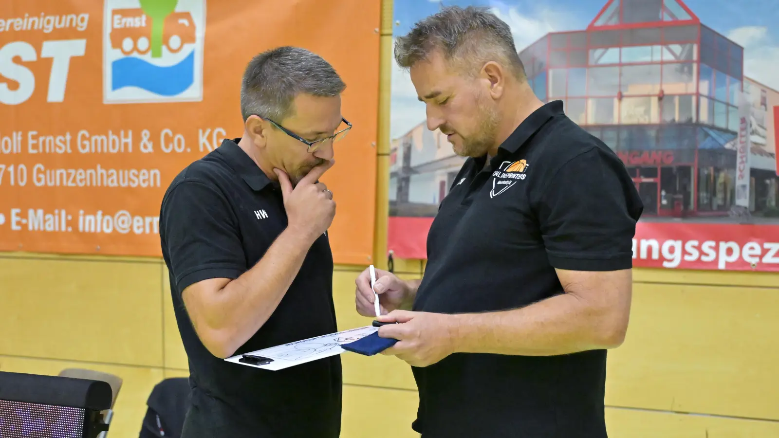 Das Neustädter Trainerduo Holger Wägner (links) und Claus Winkelspecht weiß ziemlich genau, was auf ihr Team in Nördlingen zukommt. (Foto: Martin Rügner)