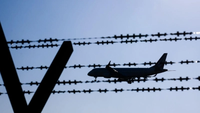 An Bord des Flugzeugs waren nach Angaben des niedersächsischen Innenministeriums 47 Menschen aus 11 Bundesländern. (Symbolbild) (Foto: Julian Stratenschulte/dpa)