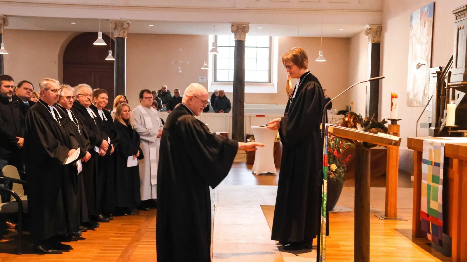 Jetzt ist er ein Dekan im Ruhestand: Uland Spahlinger bei seiner Entpflichtung durch Regionalbischöfin Gisela Bornowski. (Foto: Martina Haas)