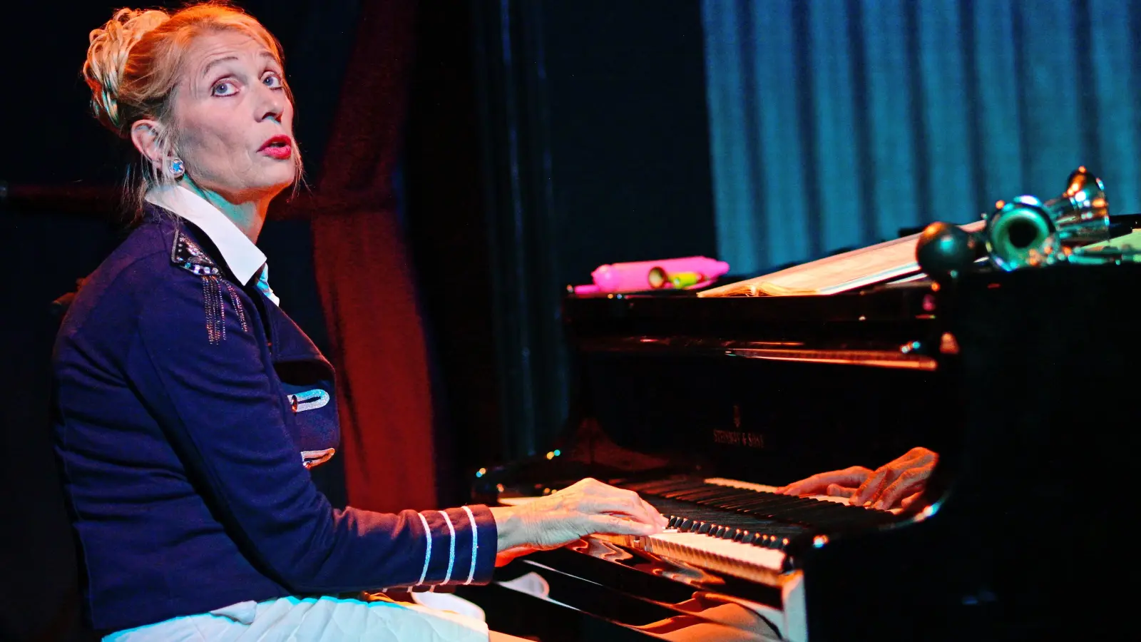 Veredelt Schlager am Klavier: Hildegard Pohl. (Foto: Jim Albright)