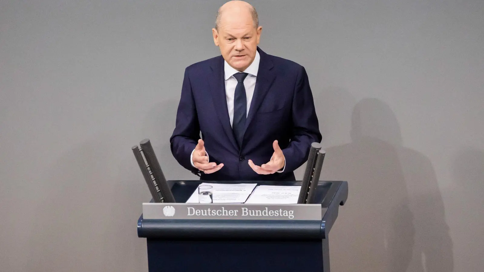 Die Regierung von Bundeskanzler Olaf Scholz (SPD) will Hindernisse für Abschiebungen abbauen. So soll beispielsweise Ausreisepflichtigen in Haft ihre Abschiebung nicht mehr angekündigt werden. (Foto: Christoph Soeder/dpa)