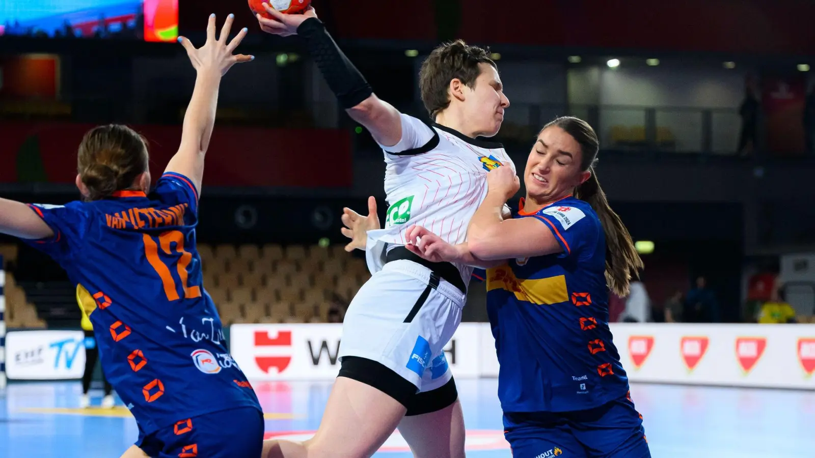 Die deutschen Handballerinnen haben das EM-Vorrundenspiel gegen die Niederlande verloren.  (Foto: Marco Wolf/dpa)