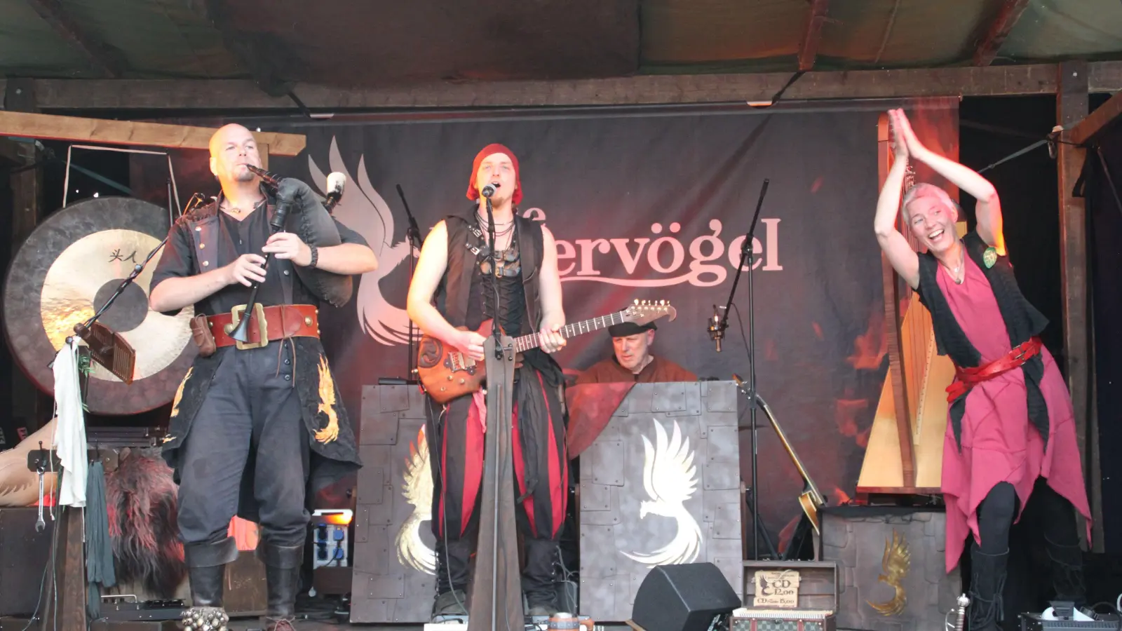 Die mittelalterliche Musik der Gruppe Feuervögel animiert zum Mitklatschen. (Foto: Hans-Bernd Glanz)