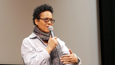 Moderatorin, Journalistin und Filmemacherin Mo Asumang stellte im Feuchtwanger KulturKino ihre Dokumentation „Die Arier“ vor. (Foto: isa-Maria Liebing)