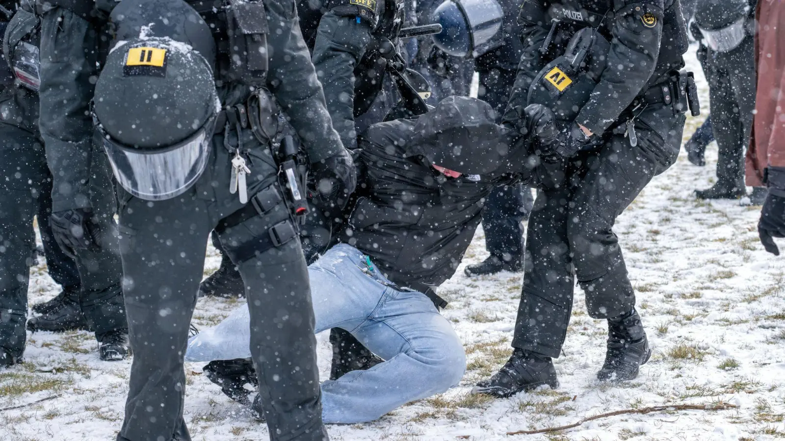 Polizisten ergreifen einen Teilnehmer einer Demonstration auf dem Königsplatz. (Foto: Pia Bayer/dpa)