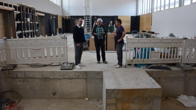 Tauschten sich vor der Schnitzelgrube in der neuen Halle aus (von links): Schatzmeister Christian Schüller, Architekt Adolf Sindel und TV-Vorsitzender Erich Heß. (Foto: Florian Schwab)