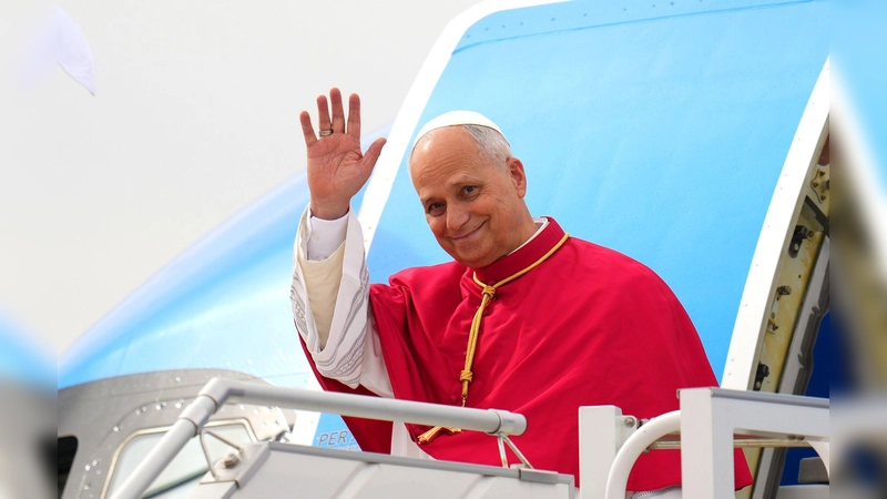 Papst Leo XIV. grüßt bei seiner Ankunft in Spanien. (Foto: Manu Fernandez/AP/dpa)