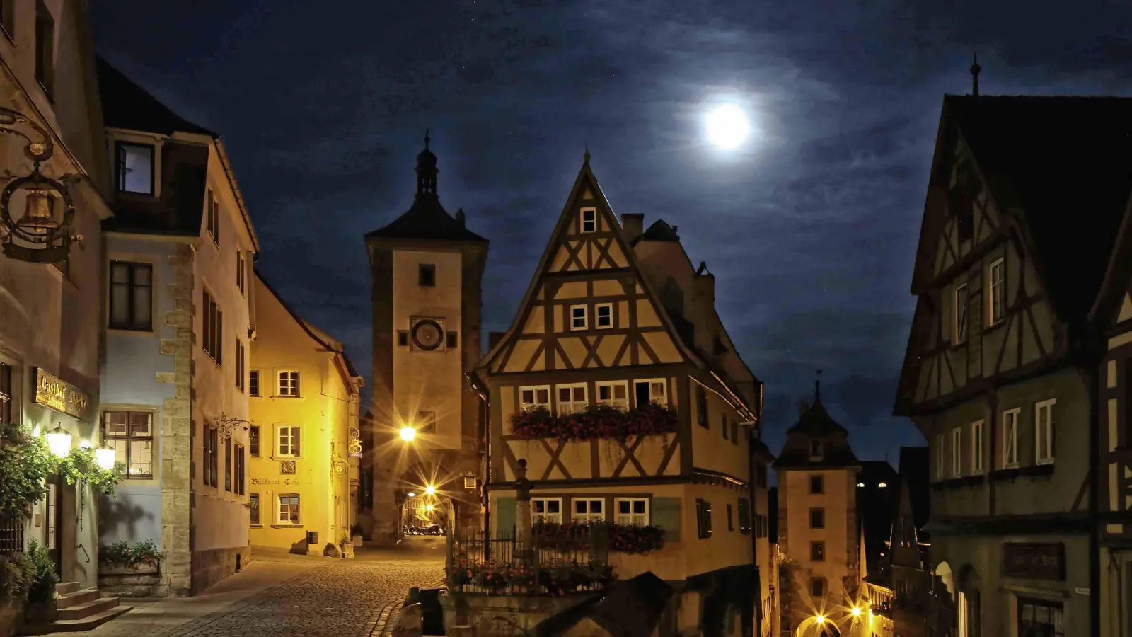 Vom schönen Nacht-Panorama in Rothenburg bekam der junge Schlafwandler vermutlich gar nichts mit. (Archivbild: Willi Pfitzinger)