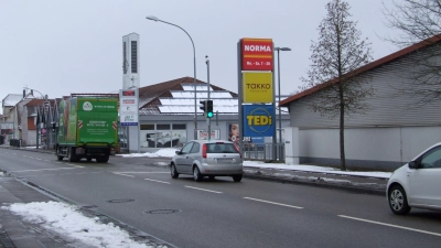 Die B25-Ortsdurchfahrt in Feuchtwangen: Bislang darf der Verkehr dort tags und nachts mit Tempo 50 unterwegs sein. (Foto: Jasmin Kiendl)