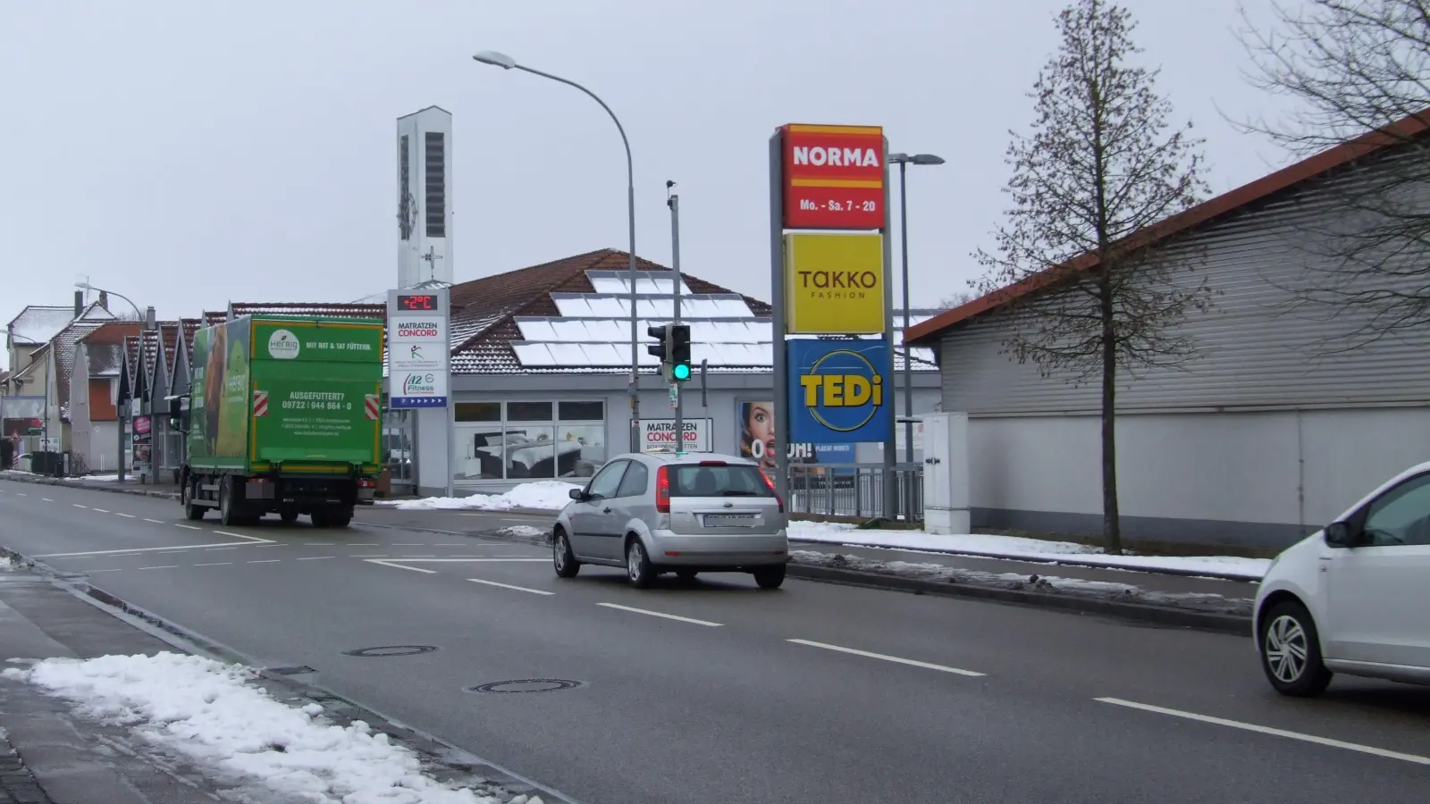 Die B25-Ortsdurchfahrt in Feuchtwangen: Bislang darf der Verkehr dort tags und nachts mit Tempo 50 unterwegs sein. (Foto: Jasmin Kiendl)