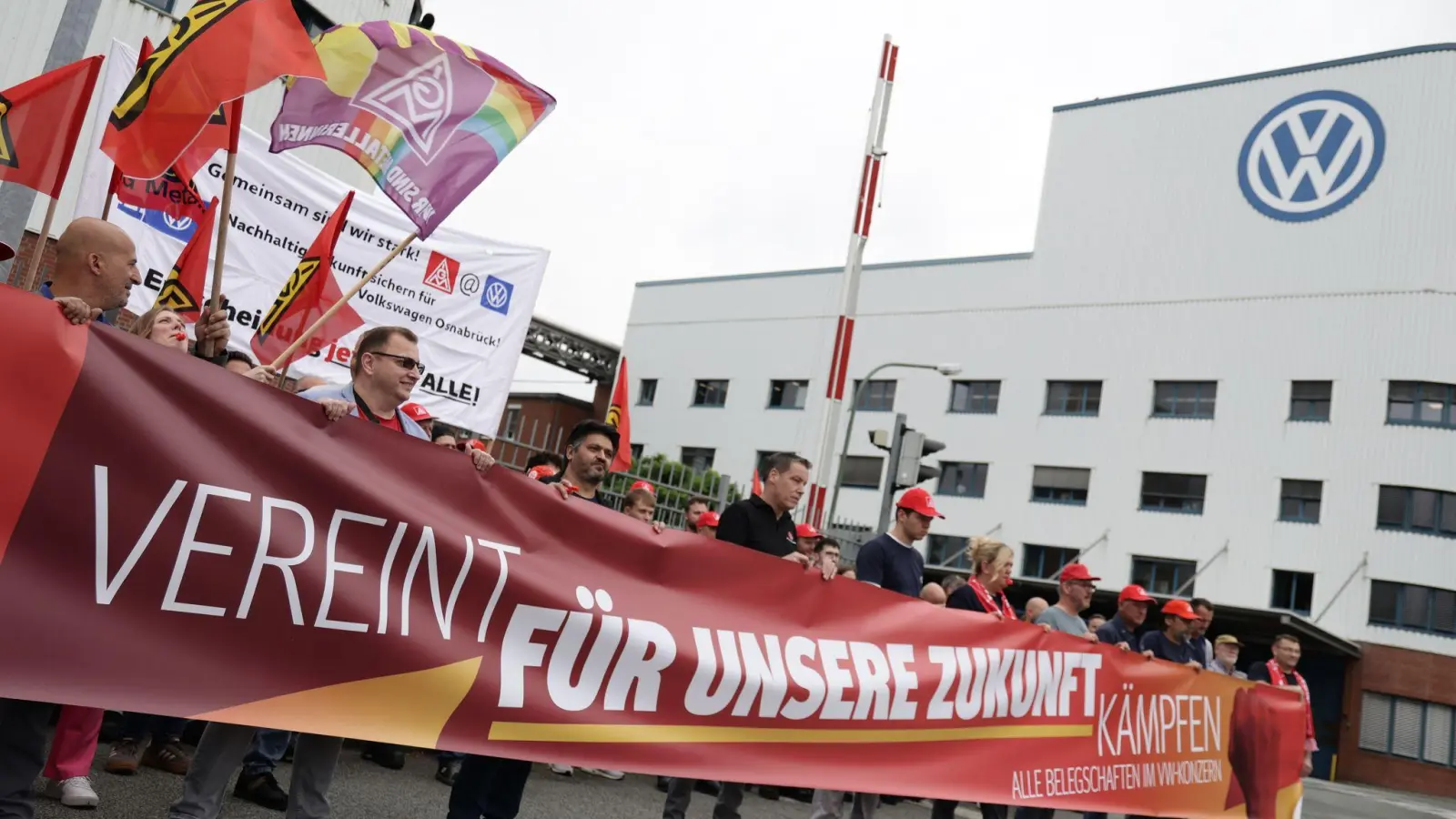 In Osnabrück wurde bereits am Vormittag protestiert.  (Foto: David Ebener/dpa)