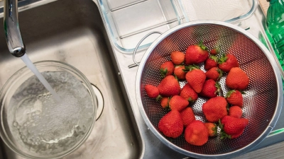 Man braucht: Erdbeeren, Wasser, Essig, Papiertücher und ein flaches Behältnis. (Foto: Christin Klose/dpa-tmn)