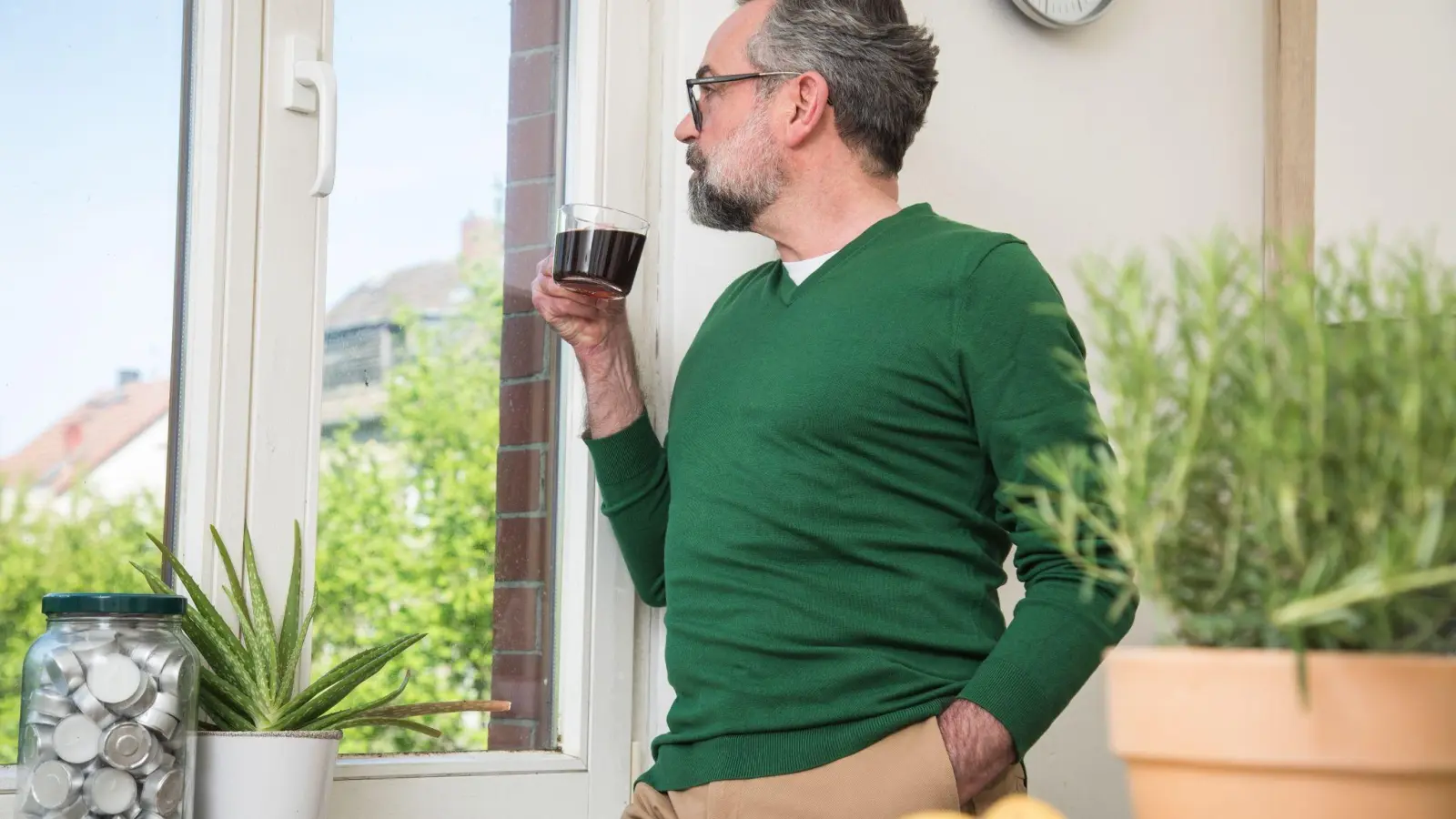 Damit der heimische Kaffee ganz nach dem eigenen Geschmack ist, lässt sich bei der Balance von Säure und Bitternoten tricksen - mit Salz und Zucker. (Foto: Christin Klose/dpa-tmn)