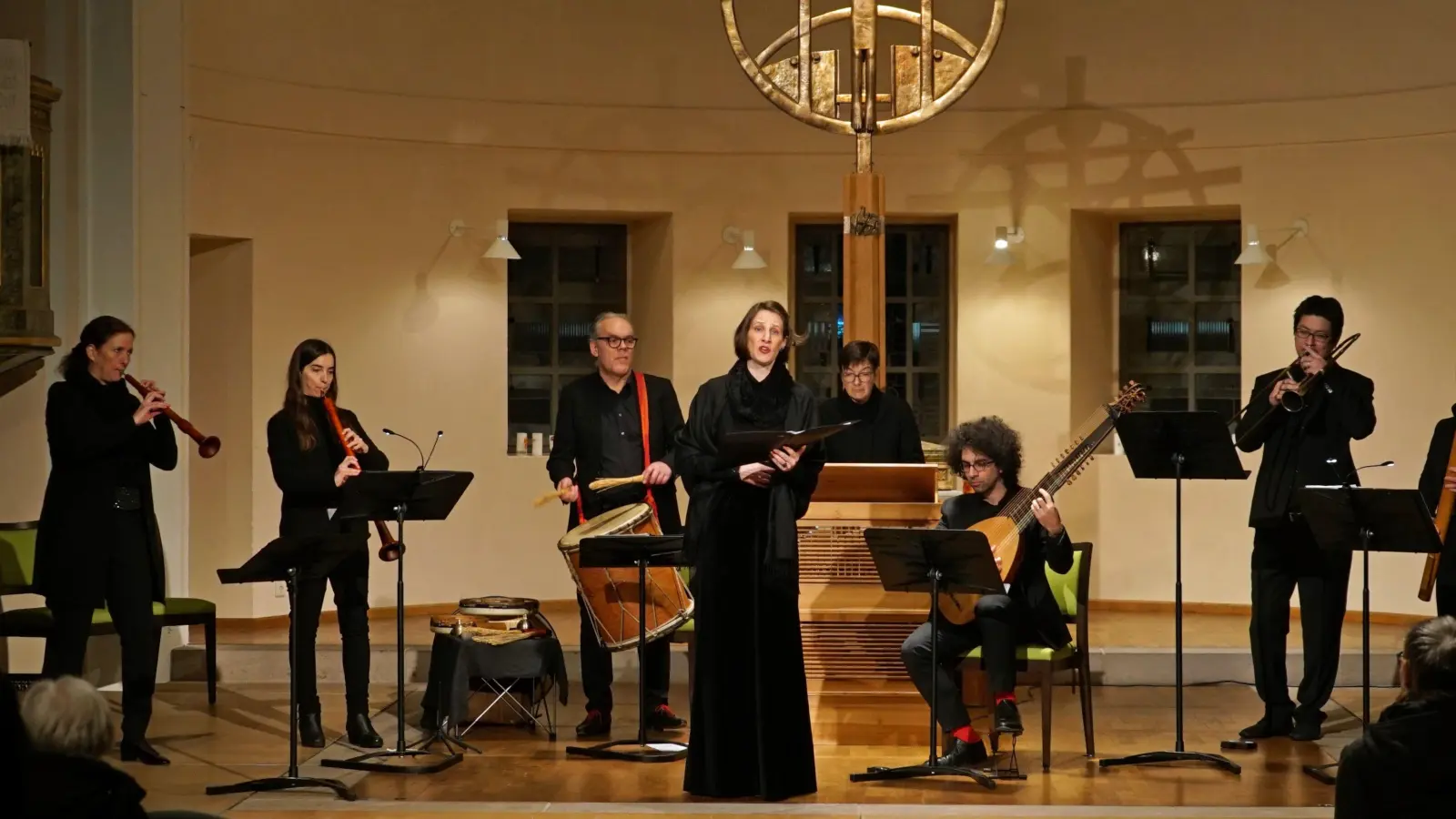 Begeisterten in Dinkelsbühl (von links): Katharina Bäuml (Schalmei), Eleonora Trivella (Altpommer), Peter Bauer (Percussion), Margaret Hunter (Sopran), Martina Fiedler (Orgel), Daniel Seminara (Laute), Yosuke Kurihara (Posaune) und Regina Hahnke (Bassdulzian). (Foto: Elke Walter)