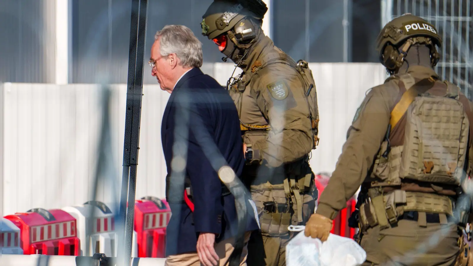 Heinrich XIII. Prinz Reuß, Angeklagter, wird von Spezialkräften der Polizei in das Gerichtsgebäude der Außenstelle Sossenheim vom Oberlandesgericht Frankfurt gebracht. (Archivbild) (Foto: Andreas Arnold/dpa)