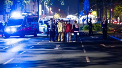 Einsatzkräfte versorgen mehrere Menschen nach einer Schießerei in Hannover.  (Foto: Moritz Frankenberg/dpa)