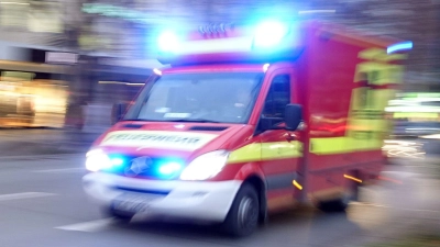 Die Feuerwehr war nach eigenen Angaben mit einem Großaufgebot am Unfallort im Einsatz. (Symbolbild) (Foto: Katharina Redanz/dpa)