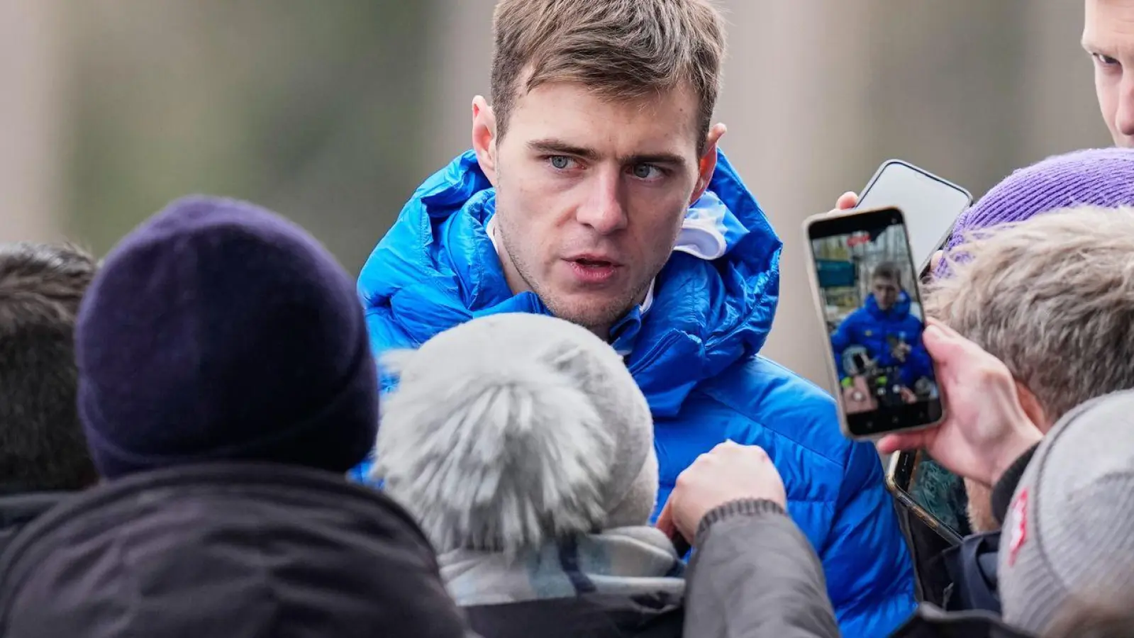 Wladyslaw Heraskewytsch sprach nach dem Training mit Journalisten. (Foto: Alessandra Tarantino/AP/dpa)
