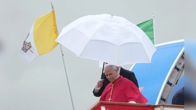 Zum Auftakt einer Afrika-Reise wurde Papst Leo XIV. von Kritik aus dem Weißen Haus überrascht. (Foto: Andrew Medichini/AP/dpa)