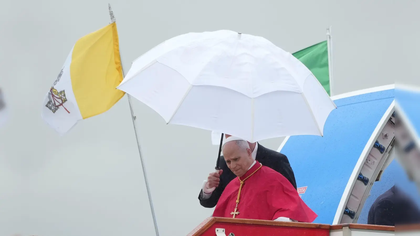 Zum Auftakt einer Afrika-Reise wurde Papst Leo XIV. von Kritik aus dem Weißen Haus überrascht. (Foto: Andrew Medichini/AP/dpa)