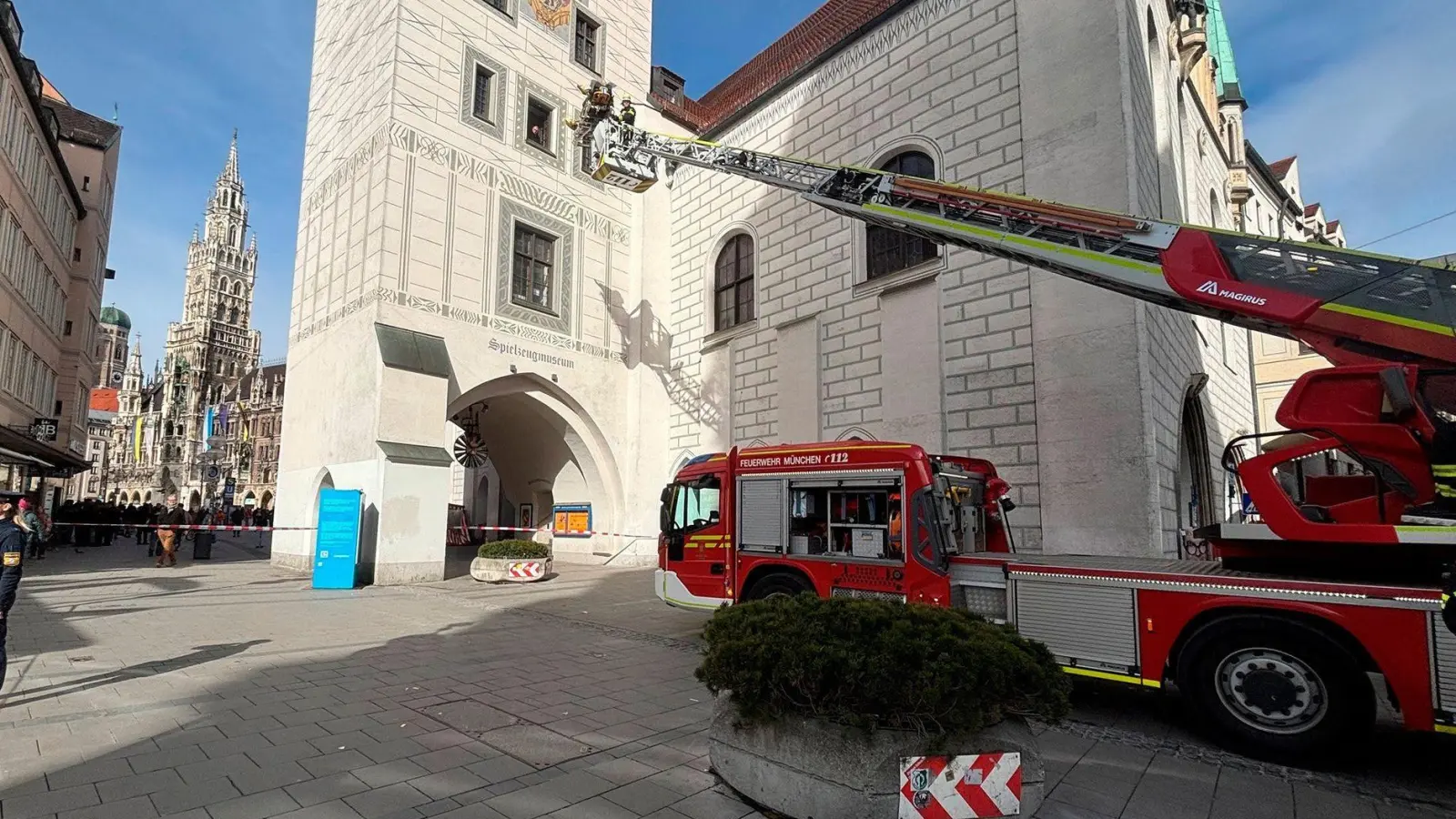 Nach der Rettung mit der Drehleiter kam der Mann in eine Klinik.  (Foto: -/Berufsfeuerwehr München/dpa)