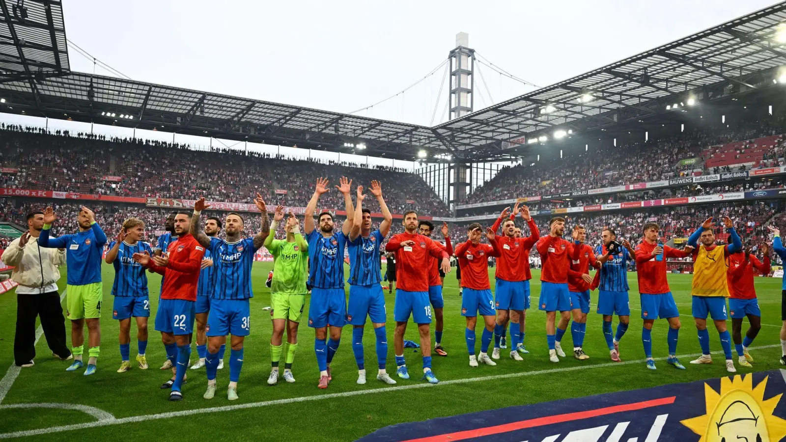 Die Heidenheimer feiern den Sieg mit ihren mitgereisten Fans. (Foto: Ulrich Hufnagel/dpa)