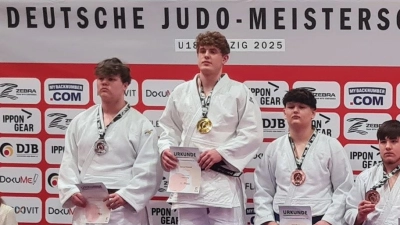 Samuel Bischoff (Mitte) wurde zum zweiten Mal in Folge Deutscher Meister im Judo. (Foto: Jörg Bischoff)