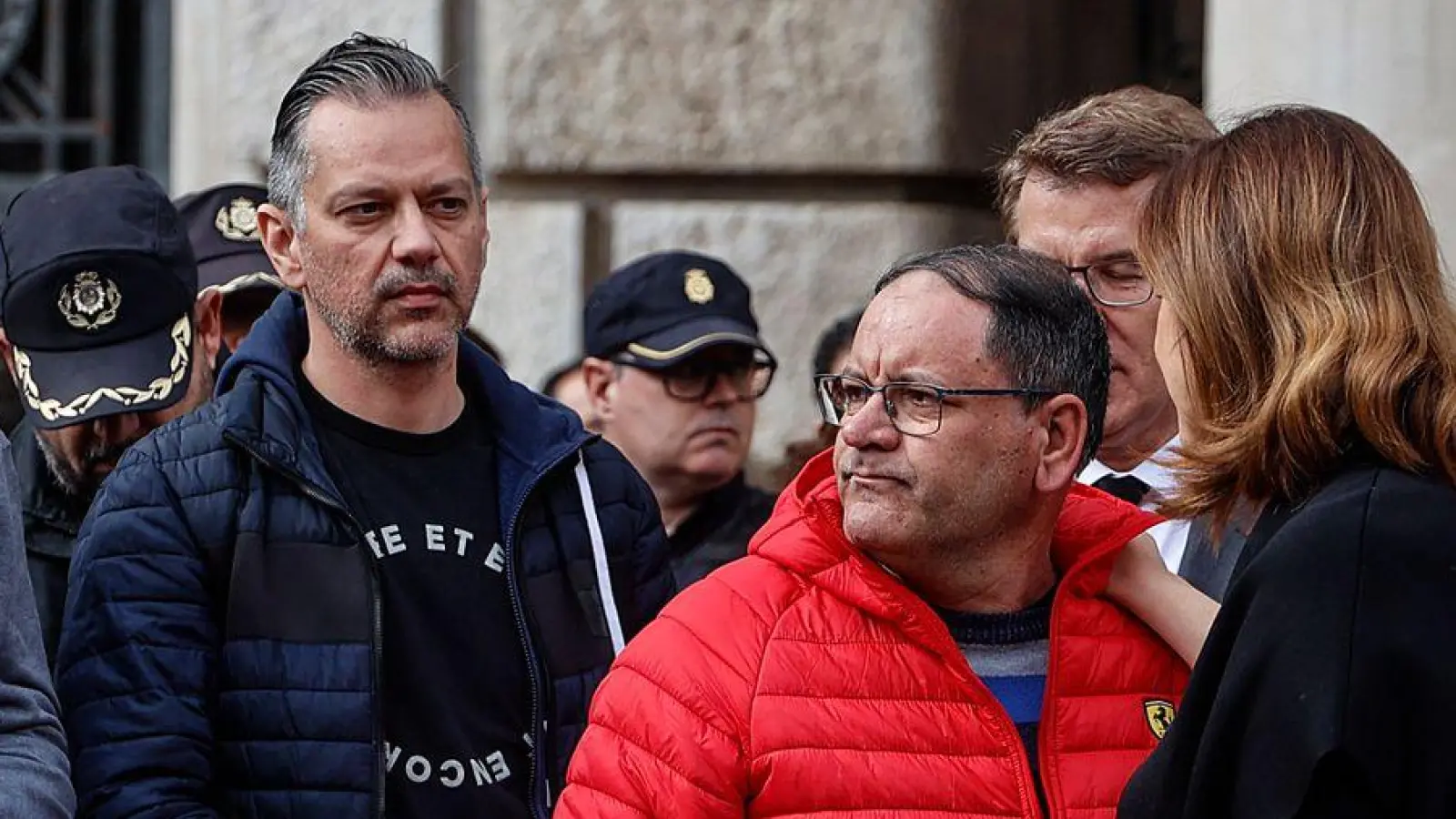 Ein Held mit roter Winterjacke: Hausmeister Julián bemerkte das Feuer in einem Wohnhaus in Valencia frühzeitig und warnte die Bewohner und Bewohnerinnen. (Foto: Rober Solsona/EUROPA PRESS/dpa)