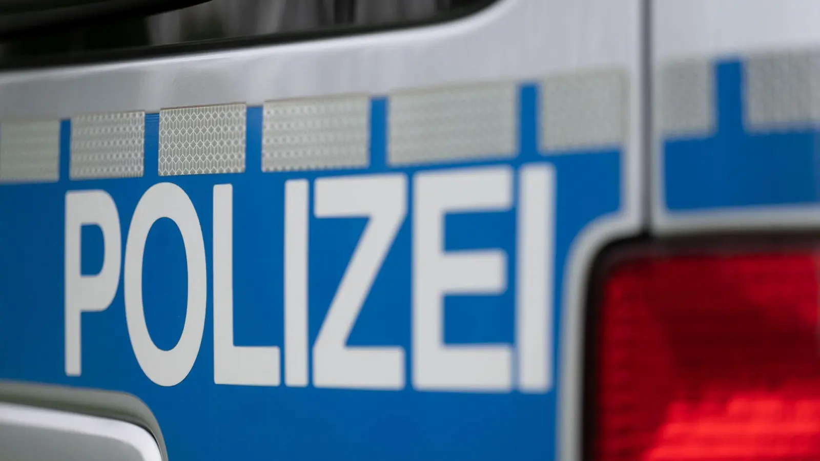 Die Ingolstädter Verkehrspolizei stoppte einen Lastwagen. (Symbolbild) (Foto: Marijan Murat/dpa)