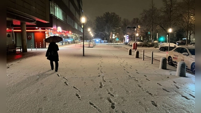 Frischer Schnee liegt am frühen Morgen in der Hansestadt. (Foto: Sebastian Engel/dpa-Zentralbild/dpa)