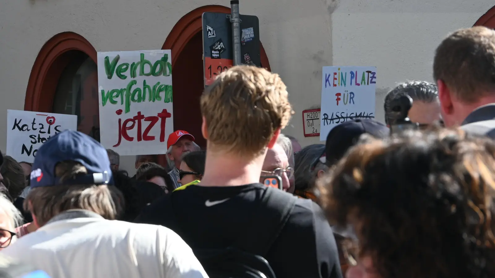 Ab etwa 17 Uhr gibt es regen Austausch zwischen den AfD-Anhängern und der Gegenseite. (Foto: Anna Beigel)